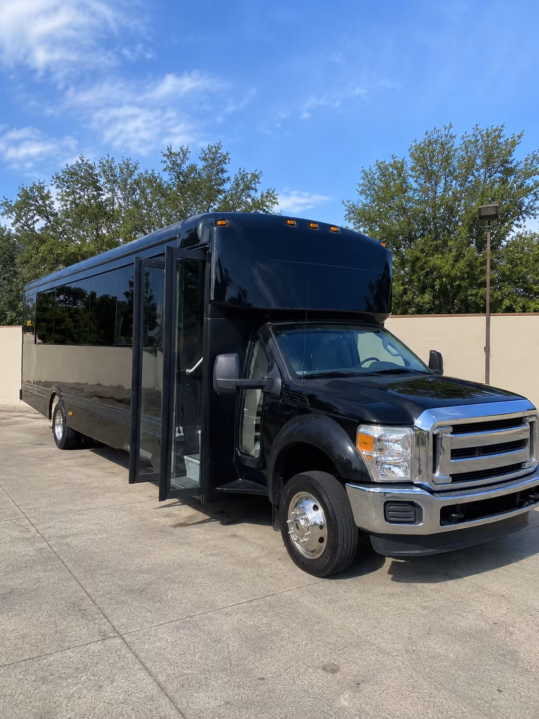 leander 20 passenger party bus