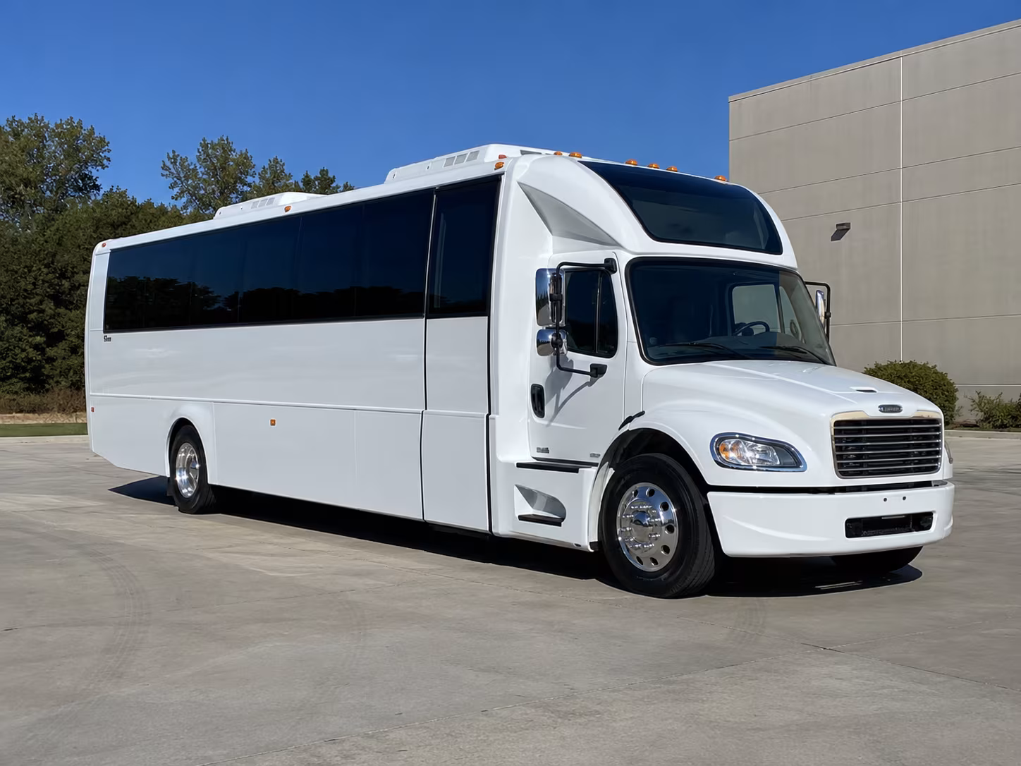 leander 28 passenger party bus