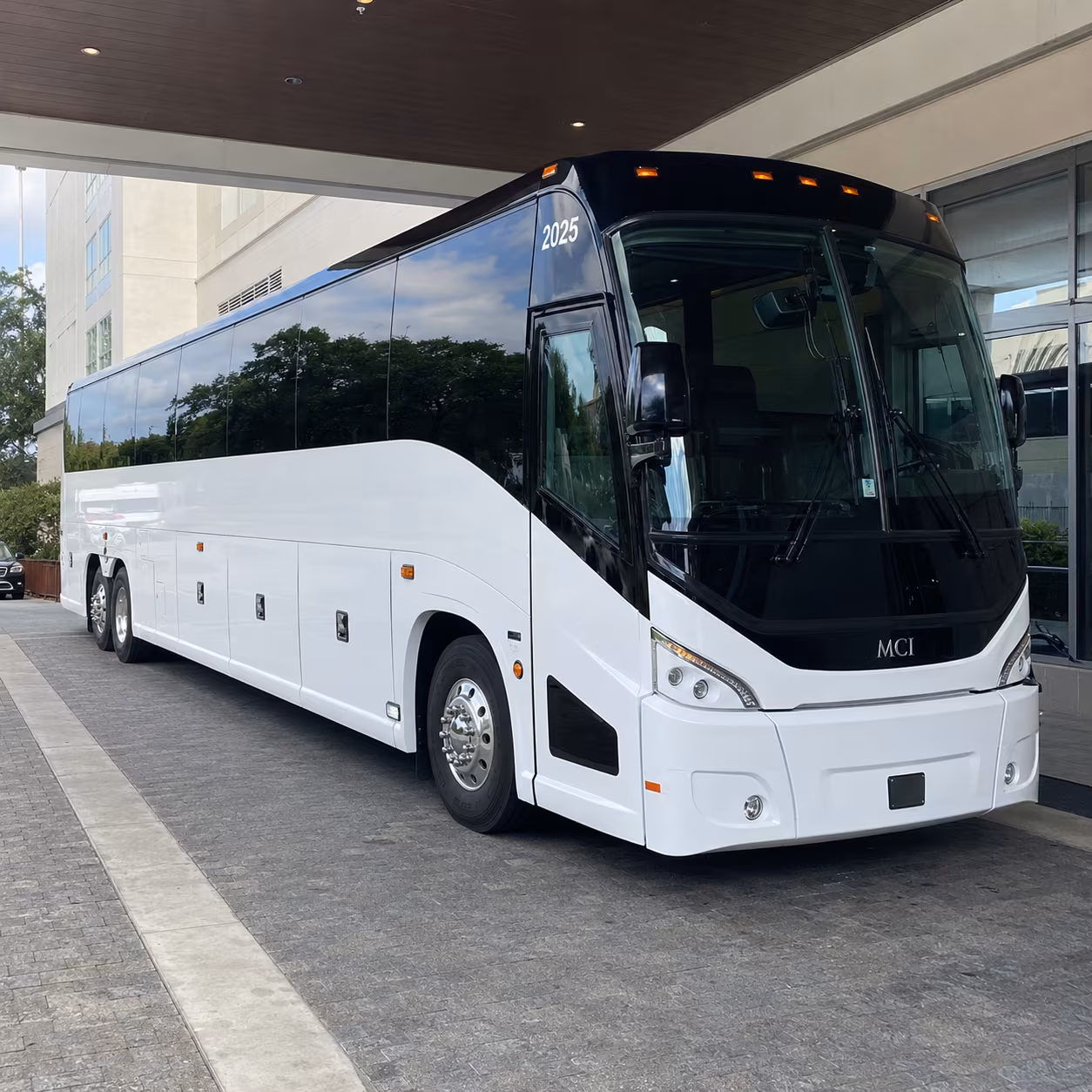leander 54 passenger charter bus